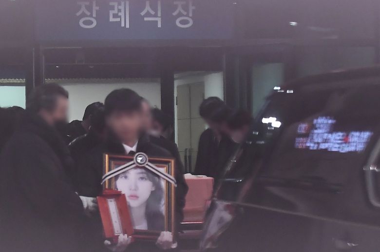 19일 오전 서울 송파구 서울아산병원 장례식장에서 열린 발인식에서 배우 김새론의 영정과 위패가 운구차로 옮겨지고 있다. [공동취재]