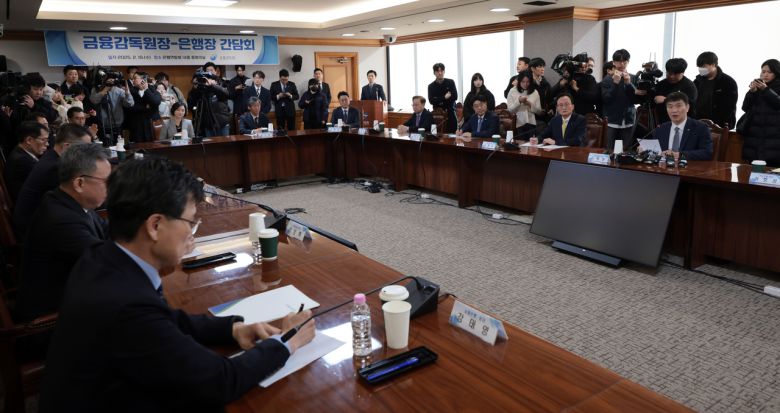 이복현(오른쪽) 금융감독원장이 19일 서울 중구 은행회관에서 열린 금융감독원장-은행장 간담회에서 발언하고 있다. [연합]