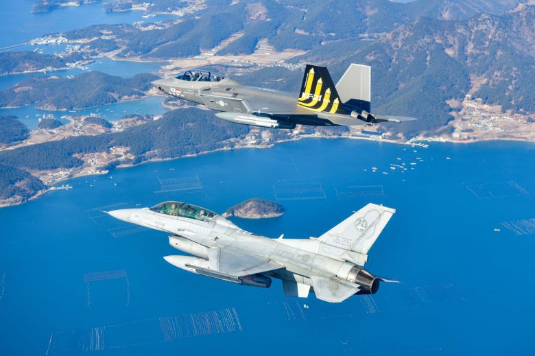 사진은 KF-21과 KF-16이 함께 시험비행에 임하고 있는 모습.[공군 제공]