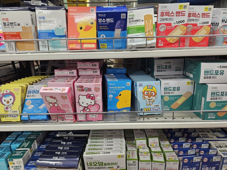 서울 시내 한 다이소의 밴드 등 의약외품 판매 매대. 최은지 기자.