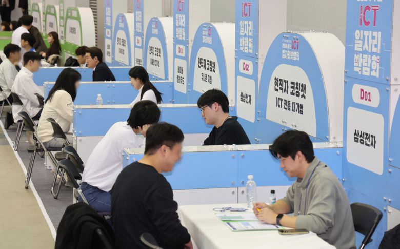 ICT 기술과 인재를 연결하는 2024 부산 ICT 일자리 박람회가 열린 20일 오전 부산 해운대구 벡스코 제2전시장에서 구직자들이 현직자 코칭챗을 받고 있다. [연합]