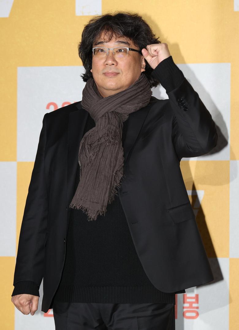 20일 서울 강남구 메가박스 코엑스점에서 열린 영화 ‘미키17’ 기자간담회에서 봉준호 감독이 포즈를 취하고 있다. [연합]