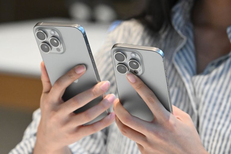 애플 아이폰16 시리즈 국내 공식 출시일인 20일 오전 서울 중구 명동 애플스토어에서 고객들이 아이폰16을 살펴보고 있다. 임세준 기자