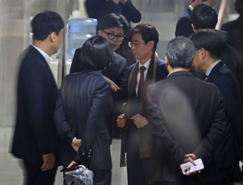 한동훈 전 국민의힘 대표(왼쪽)와 조경태 의원 [연합]