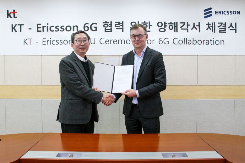 KT는 서울 서초구 KT연구개발센터에서 에릭슨과 관련 업무협약(MOU)을 체결하고 ‘6G 비전 워크샵’을 진행했다. 이종식 KT 미래네트워크연구소장(전무·왼쪽), 여섯 번째 울프 라이딘(Ulf Rydin) 에릭슨 6G·SW 제품 부문장이 기념촬영하고 있다. [KT 제공]