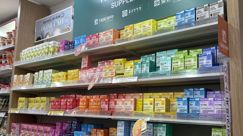 24일 다이소 명동역점에 진열된 건강기능식품. 신현주 기자