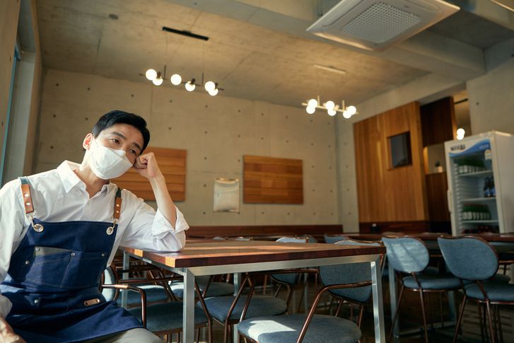 경기 침체로 인건비 부담이 커지자 자영업자들이 직원 수를 줄이는 추세다. [게티이미지뱅크]