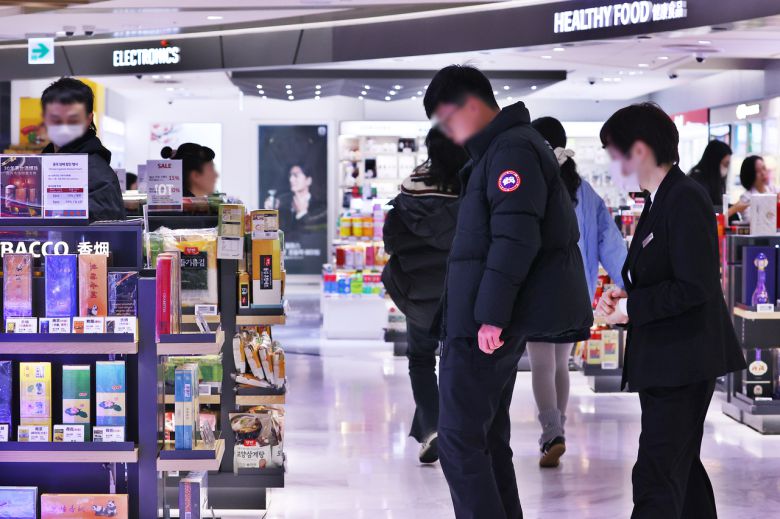 서울 시내 한 면세점에서 쇼핑하는 관광객들 모습. [연합]