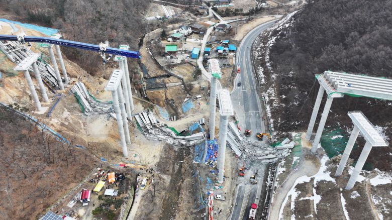 25일 경기도 안성시 서운면 산평리 소재 서울세종고속도로 천안~안성구간 9공구 천용천교 건설 현장에서 교량 연결작업 중 교각에 올려놓았던 상판이 무너지는 사고가 발생했다.  사진은 사고 현장 모습. [연합]