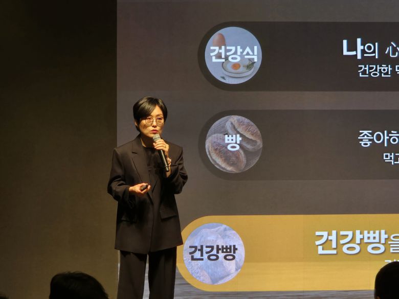 김연정 파리바게뜨 마케팅본부장(상무)가 27일 오전 서울 신라호텔에서 열린 ‘파란라벨’ 론칭 기념 기자간담회에서 브랜드를 설명하고 있다. 정석준 기자