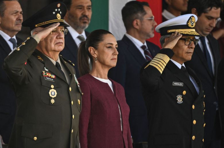 클라우디아 셰인바움 멕시코 대통령이 지난 24일(현지시간) 멕시코시티에서 ‘멕시코 국기의 날’을 맞이해 군 최고 지도부와 함께 기념식에 참석하고 있다. [AFP]