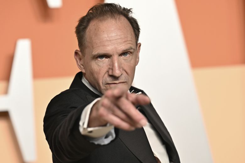 2일(현지시간) 제97회 아카데미시상식에 참석한 배우 랄프 파인즈. 그가 주연한 ‘콘클라베’는 각색상 1관왕에 그쳤다.[AP]