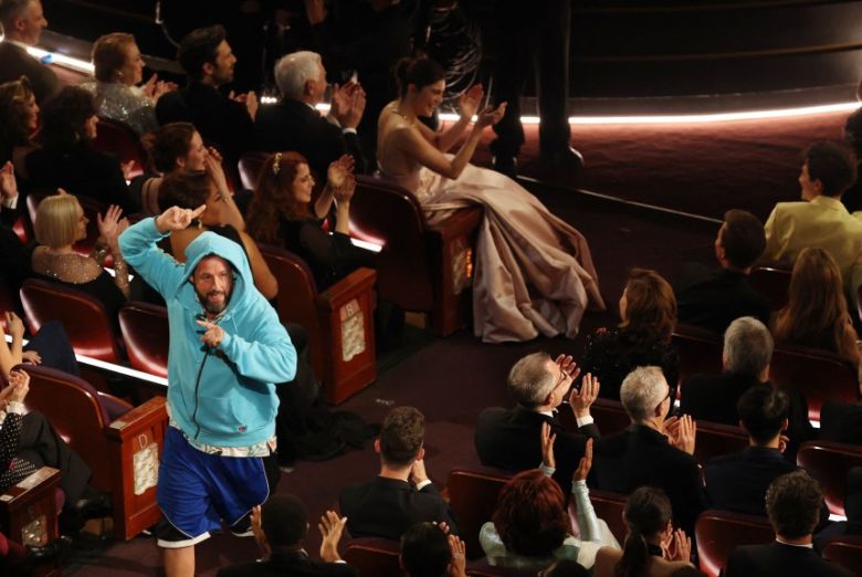 배우 아담 샌들러가 2일(현지 시각) 미국 로스앤젤레스(LA)에서 열린 아카데미 시상식장을 빠져나가고 있다. [로이터]