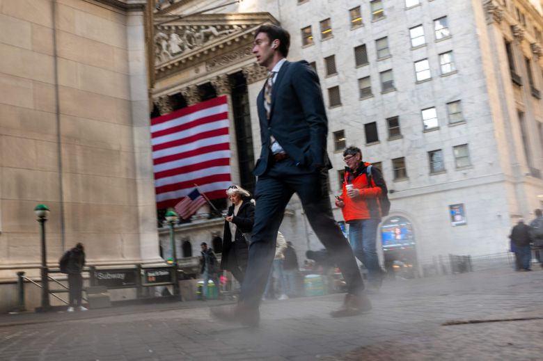 사람들이 뉴욕 증권거래소(NYSE) 옆을 걷고 있는 모습. [AFP·게티이미지]