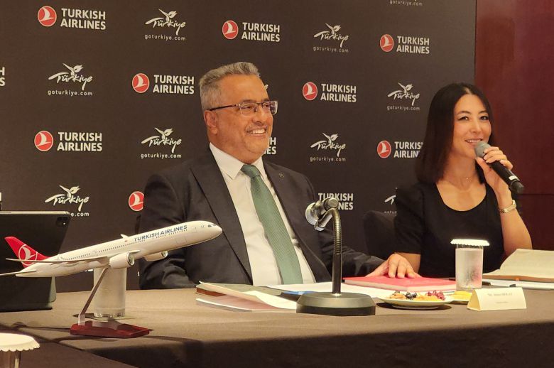 아흐멧 볼랏 회장, 방한 기자회견때의 모습