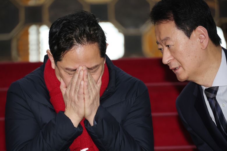 6일 서울 여의도 국회 로텐더홀에서 마은혁 헌법재판관 임명에 반대하며 단식농성을 하고 있는 박수영 의원이 손으로 얼굴을 감싸고 있다. [연합]