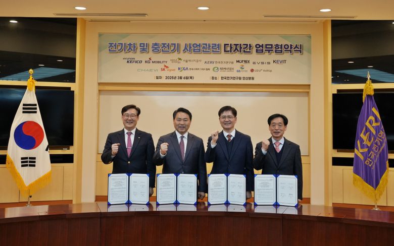 전기차 충전기 신기술 개발을 위한 4개 기관 업무 협약식이 6일 한국전기연구원 안산분원에서 진행됐다. 김호민(왼쪽부터) 제주에너지공사 사장, 황보연 서울에너지공사 사장, 김남균 한국전기연구원 원장, 장재원 한국스마트그리드협회 부회장.[KERI 제공]