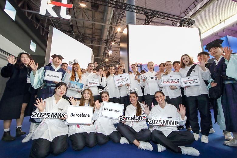 KT 관계자들이 MWC25 현장에서 폐막을 알리는 모습 [KT 제공]