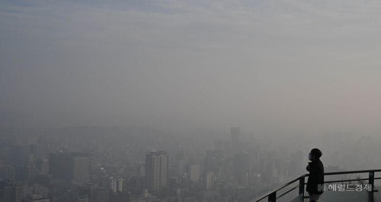 수도권 지역에 미세먼지 비상저감조치가 발령중인 11일 오전 서울 중구 남산에서 바라본 도심 일대가 미세먼지로 인해 뿌연 모습을 나타내고 있다. 임세준 기자