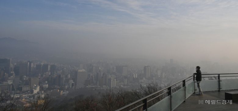 수도권 지역에 미세먼지 비상저감조치가 발령중인 11일 오전 서울 중구 남산에서 바라본 도심 일대가 미세먼지로 인해 뿌연 모습을 나타내고 있다. 임세준 기자