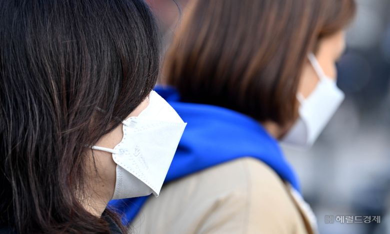 수도권 지역에 미세먼지 비상저감조치가 발령중인 11일 오전 서울 중구 서울시청 인근에서 마스크를 착용한 시민들이 거리를 지나고 있다. 임세준 기자