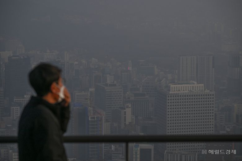 수도권 지역에 미세먼지 비상저감조치가 발령중인 11일 오전 서울 중구 남산에서 바라본 도심 일대가 미세먼지로 인해 뿌연 모습을 나타내고 있다. 임세준 기자