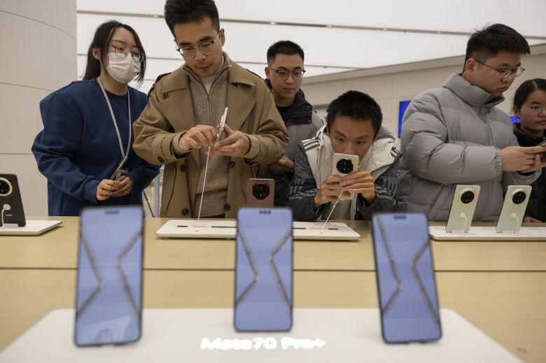 지난해 11월 출시된 화웨이의 신규 스마트폰 ‘메이트70 프로+’. 화웨이의 자회사 하이실리콘이 설계한 자체 칩 ‘기린(Kirin) 9020’가 탑재됐다. [EPA]