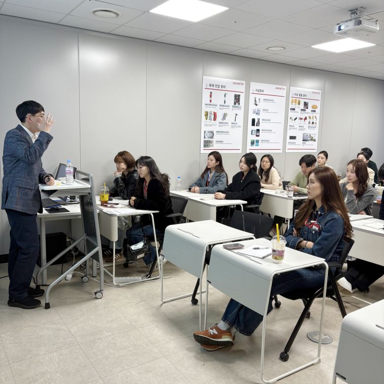 이스타항공 운항승무원과 객실승무원이 항공 전문 의사의 수면 관리 교육에 참여하고 있다. [이스타항공 제공]