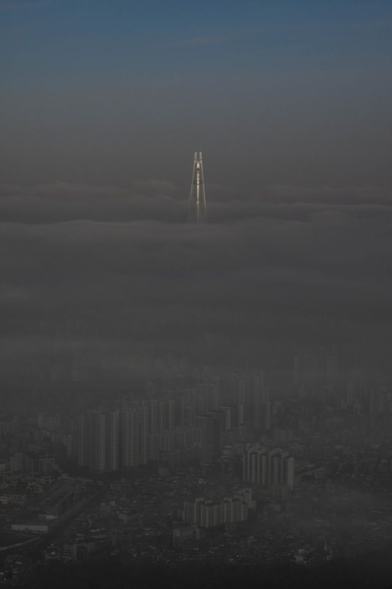 서울 지역에 초미세먼지 수치가 ‘나쁨’ 상태를 보이고 있는 13일 오전 경기도 광주시 남한산성에서 바라본 서울 도심 일대가 미세먼지와 황사로 인해 뿌연 모습을 보이고 있다. 기상청은 고비사막과 내몽골고원, 몽골 동쪽에서 발원한 황사와 미세먼지가 이날 중으로 한반도에 유입되며 전국적으로 뿌연 하늘을 나타낼 것으로 예보했다. 임세준 기자