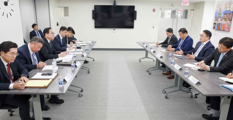 정인교(왼쪽 세번째) 산업통상자원부 통상교섭본부장이 13일(현지시간) 미국 워싱턴 D.C. 한국무역협회 회의실에서 ‘미국 현지 철강 진출기업 간담회’를 주재하고 있다. 간담회에는  포스코, 현대제철, 현대자동차, KOTRA, 한국무역협회 등 미국 현지 철강관련 진출기업과 지원기관 관계자가 참석했다. ［산업통상자원부 제공］