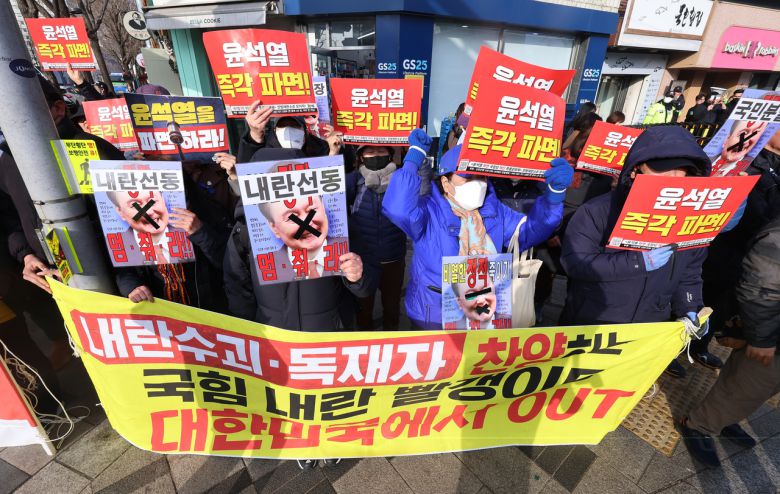 13일 서울 종로구 헌법재판소 인근에서 윤석열 대통령 탄핵 촉구 집회가 열리고 있다. [연합]