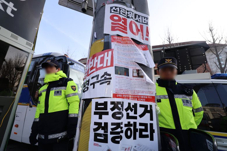 13일 서울 종로구 헌법재판소 앞에 윤석열 대통령 탄핵 반대 팻말이 붙어 있다. [연합]