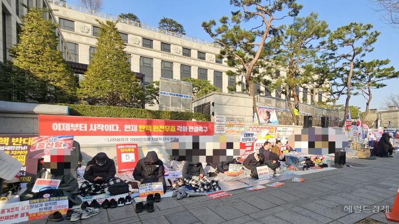 14일 오전 김기현 국민의힘 의원 등이 서울 종로구 헌법재판소 앞에서 릴레이 시위를 이어가고 있다. 단식에 돌입한 윤석열 대통령 지지자도 있다. 박지영 기자.