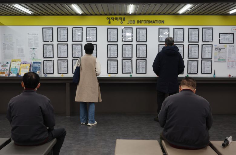 서울서부고용센터에서 일자리 정보 살펴보는 구직자.［연합］