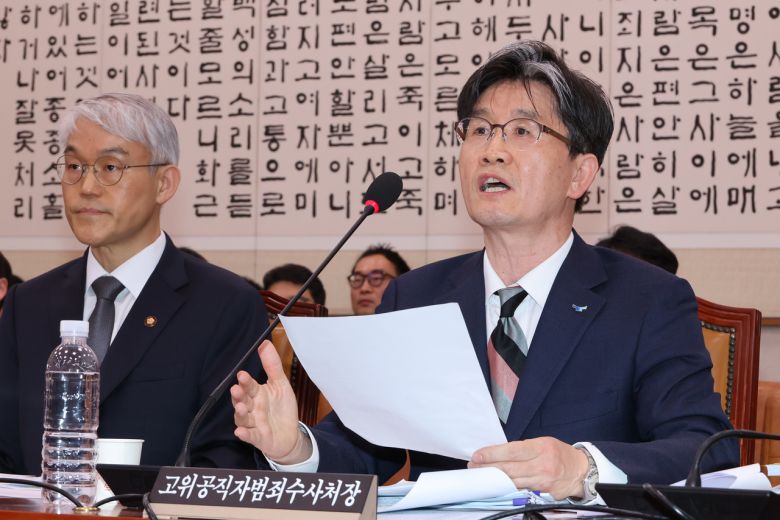 오동운 고위공직자범죄수사처장이 12일 서울 여의도 국회에서 열린 법제사법위원회 전체회의에서 윤석열 대통령의 구속 취소 관련 긴급 현안질의에 답하고 있다. [연합]