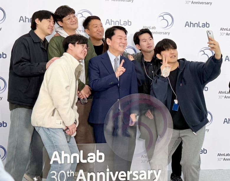 안철수 창업자가 창립 30주년 기념식장에서 안랩 직원들과 기념촬영을 하고 있다. [안랩 제공]
