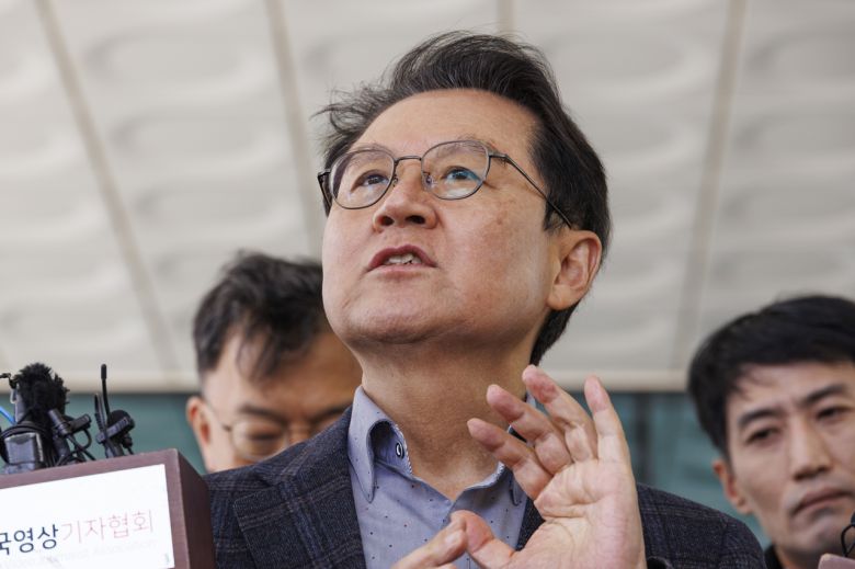 윤석열 대통령의 법률대리인단인 윤갑근 변호사가 13일 서울 서초구 서울고검 앞에서 열린 기자회견에서 취재진 질문에 답하고 있다. [연합]