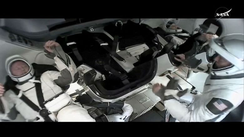 17일(현지시간) 국제우주정거장에 9개월 동안 갇혀 있던 베테랑 NASA 우주비행사 부치 윌모어와 수니 윌리엄스가 지구로 귀환하기 위해 스페이스X 크루 드래곤 캡슐 안에 앉아 있다. [로이터]