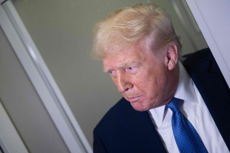 도널드 트럼프 미국 대통령이 16일(현지시간) 버지니아 상공에서 플로리다에서 워싱턴 DC로 비행하는 동안 에어포스원에 탑승한 기자들과 대화하고 있다. [AFP]