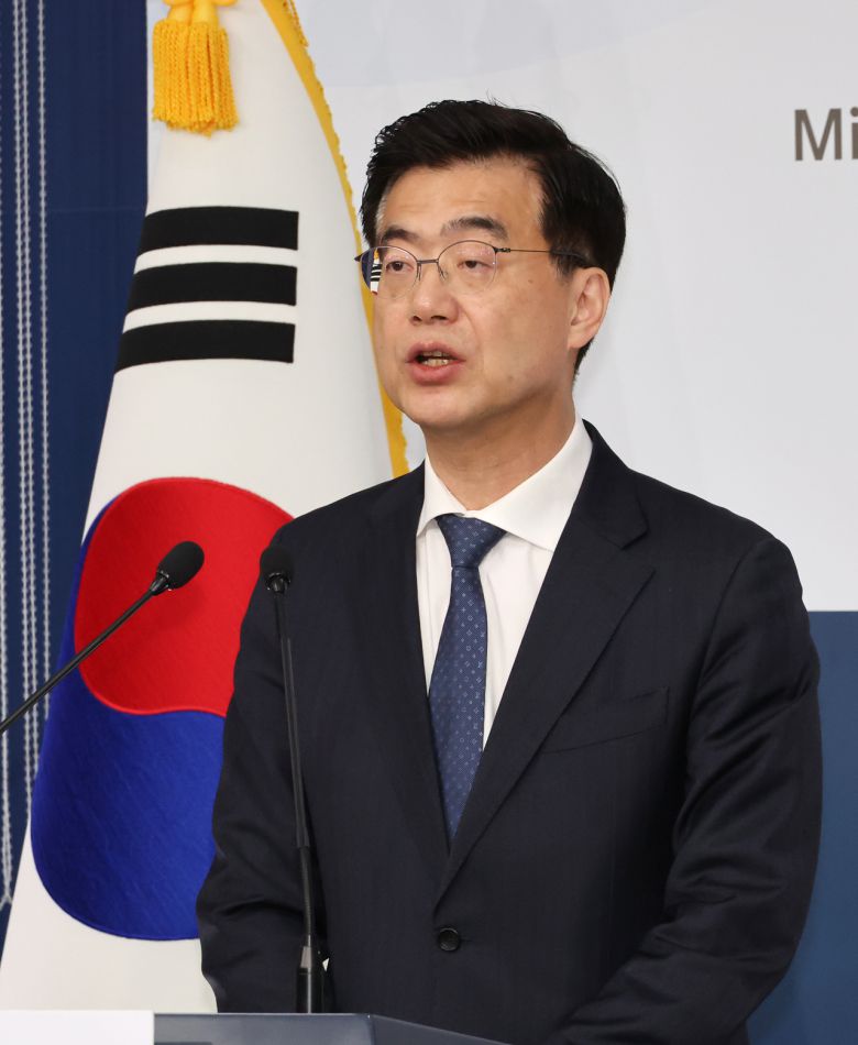 이재웅 외교부 대변인이 18일 서울 종로구 정부서울청사 별관에서 외교부 정례브리핑을 하고 있다. [연합]