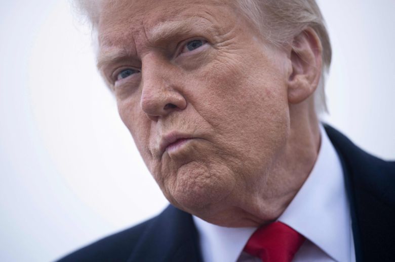 도널드 트럼프 미국 대통령이 지난 14일(현지시간) 메릴랜드주 앤드류스 공군 기지에서 에어포스원에 탑승하기 전 우크라이나 분쟁에 대해 취재진들과 이야기하고 있다. [AFP]