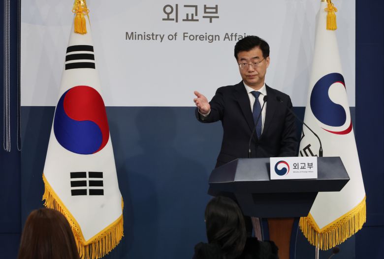 이재웅 외교부 대변인이 18일 서울 종로구 정부서울청사 별관에서 외교부 정례브리핑을 하고 있다. [연합]
