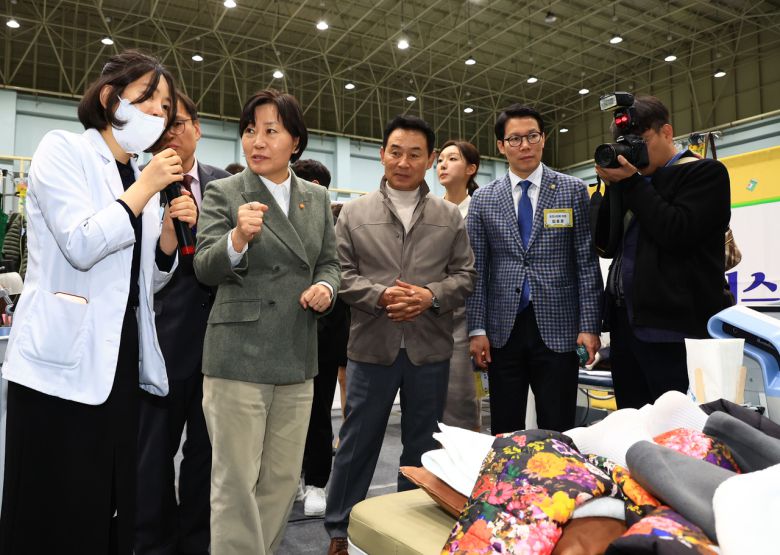 송미령 농림축산식품부 장관이 18일 경기 포천시에서 농촌 왕진버스 진료 현장을 둘러보고 있다. [농림축산식품부 제공]