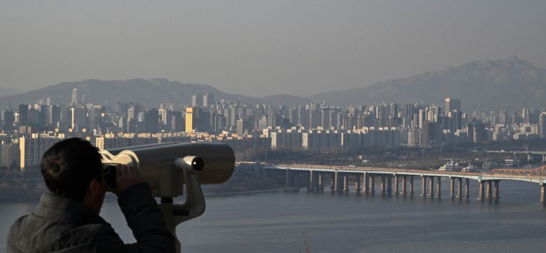 정부가 19일 열린 국정현안관계장관회의 겸 경제관계장관회의 겸 산업경쟁력강화 관계장관회의를 통해 최근 서울 일부 지역을 중심으로 주택 가격 상승세가 확대되는 것과 관련해 부동산 관련 규제, 금융 등 모든 가용수단을 총동원해 집값 상승 요인을 차단하겠다고 밝혔다. 사진은 이날 오전 서울 강남구 및 서초구 일대 아파트 모습. 임세준 기자
