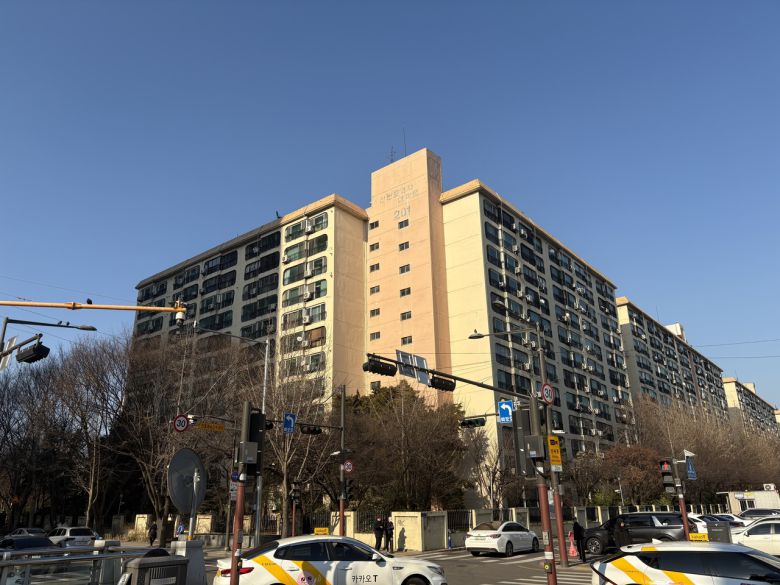 19일 서울시 서초구 잠원동 ‘신반포4차’ 아파트 단지 모습. [정주원 기자]