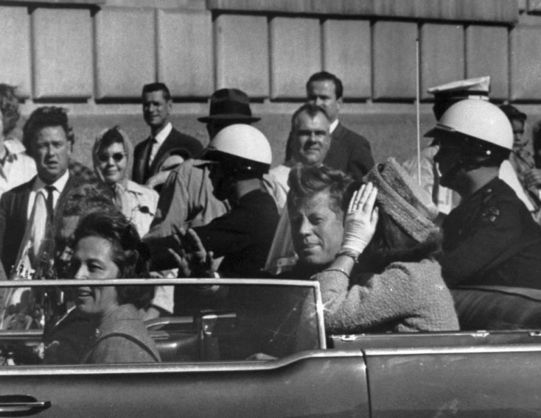 지난 1963년 11월 22일 텍사스주 댈러스 시내에서 제35대 미국 대통령 존 F. 케네디(JFK)이 부인 재클린 케네디 여사와 카퍼레이드를 하는 모습. [AP]