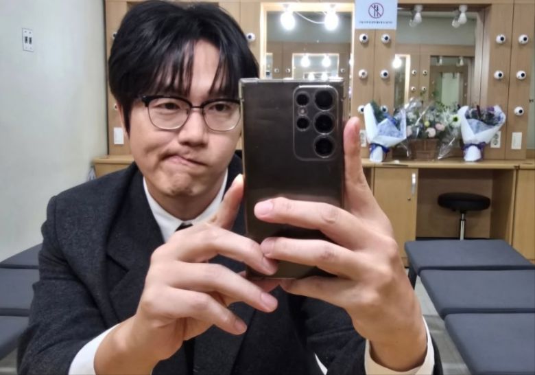 성시경은 과거 젊은 후배에게 “갤러기 써요?”라는 말을 들어봤다는 경험담을 밝혀 화제가 된 바 있다. 그는 최근까지도 계속해서 삼성전자 갤럭시 스마트폰을 사용 중이다. [성시경 SNS 갈무리]