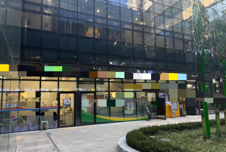 ‘래미안원베일리’ 아파트 단지 내 상가 공인중개사무소 모습. [정주원 기자]