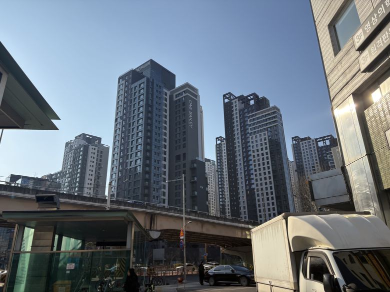 19일 서울시 서초구 반포동 ‘래미안원베일리’ 아파트 단지 모습. [정주원 기자]