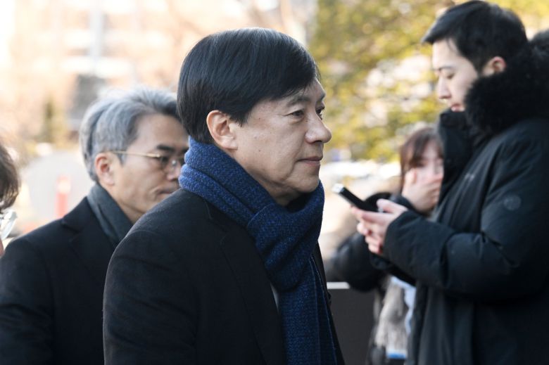 국회 탄핵소추위원단 위원으로 활동 중인 이성윤 더불어민주당 의원이 6일 서울 종로구 헌법재판소에서 열린 윤석열 대통령 탄핵 심판 6차 변론기일에 출석하고 있다. 2025.02.06 [공동취재단]